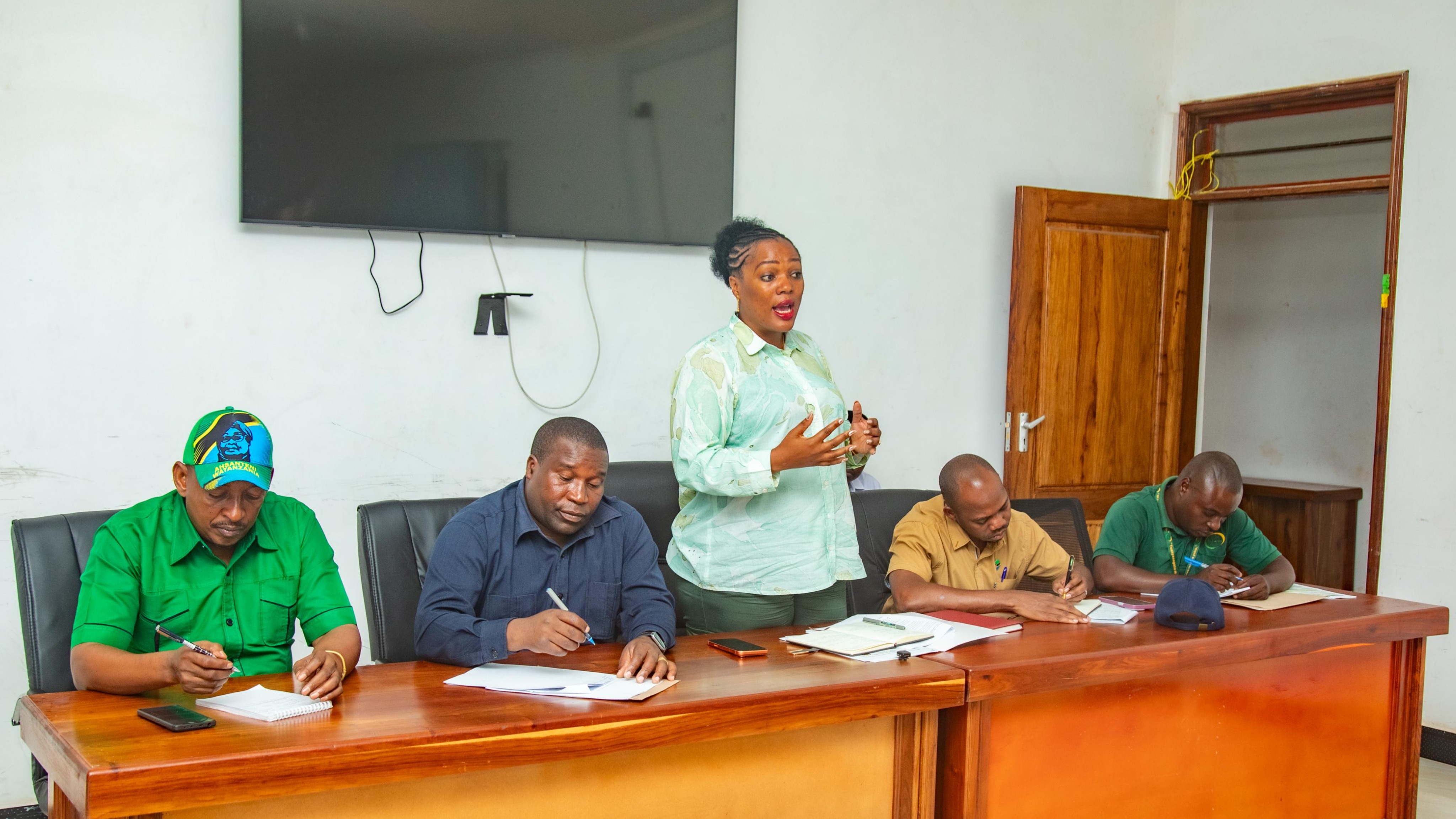 MHE. SALOME AZUNGUMZA NA WAFANYAKAZI TAN...