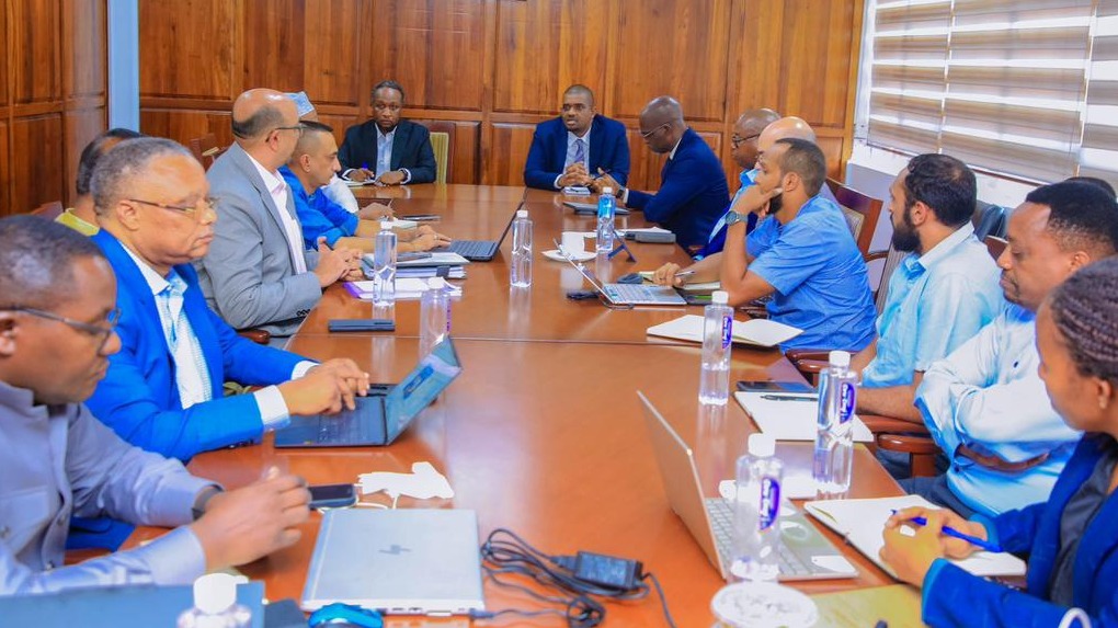 Mhe. Ndejembi Akutana na Chama cha Waagi...